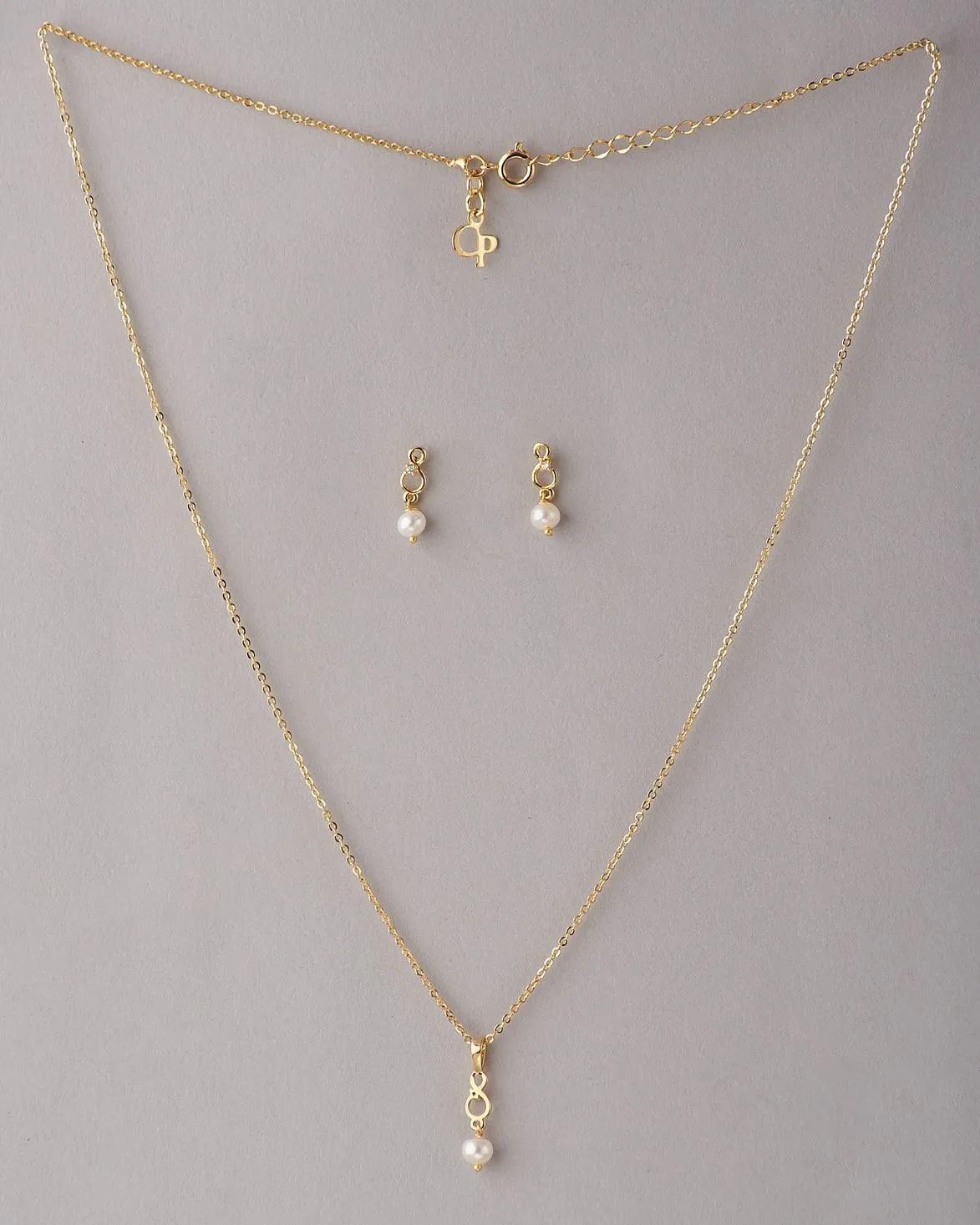 A cute pendant matched with golden polish chain with matching earrings.