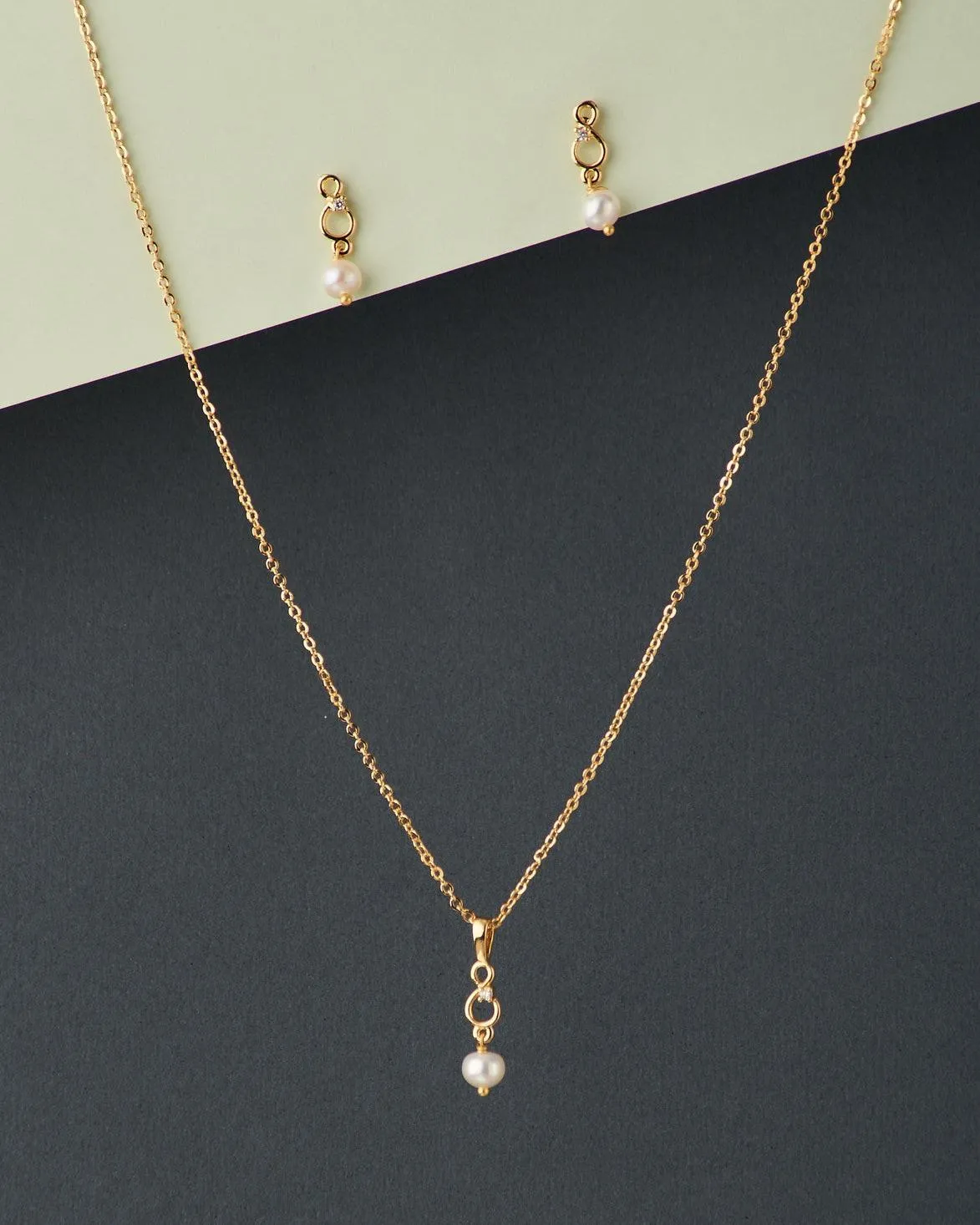 A cute pendant matched with golden polish chain with matching earrings.